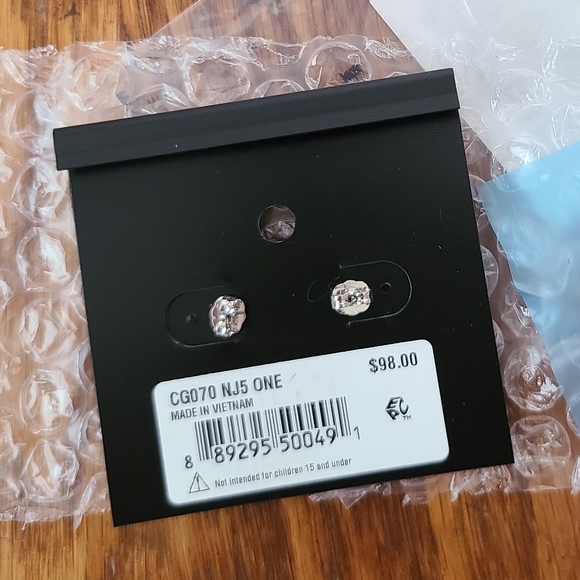 👀50% OFF👀👂💎 NWT‼️ COACH brand Sparkling Rose Stud Earrings - Picture 7 of 8